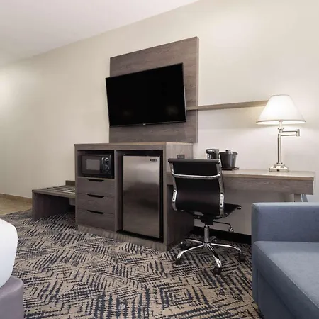 La Quinta By Wyndham Tulsa Airport / Expo Square