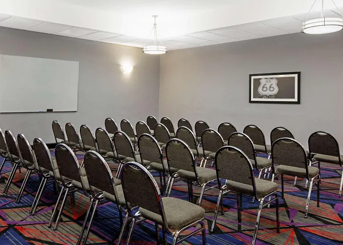 Hotel La Quinta By Wyndham Airport / Expo Square Tulsa