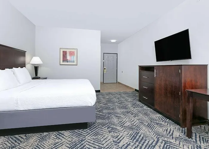 Hotel La Quinta By Wyndham Airport / Expo Square
