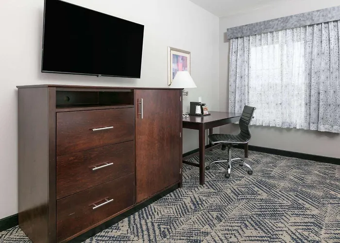 Hotel La Quinta By Wyndham Airport / Expo Square