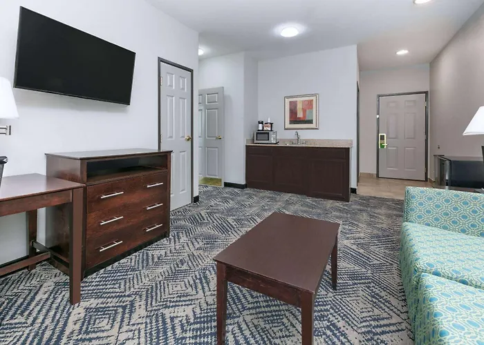 La Quinta By Wyndham Airport / Expo Square Hotel