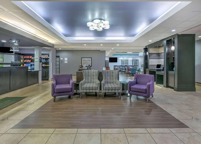 La Quinta By Wyndham Airport / Expo Square Hotel