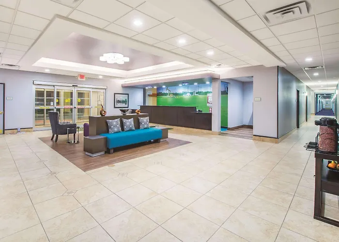 La Quinta By Wyndham Airport / Expo Square Hotel