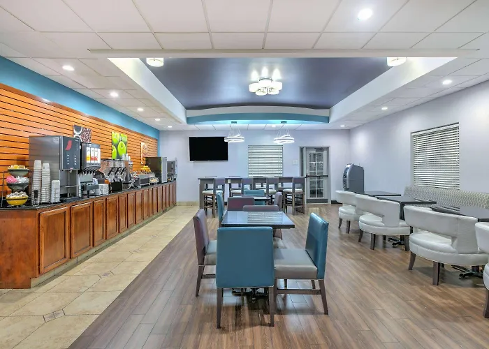 La Quinta By Wyndham Airport / Expo Square