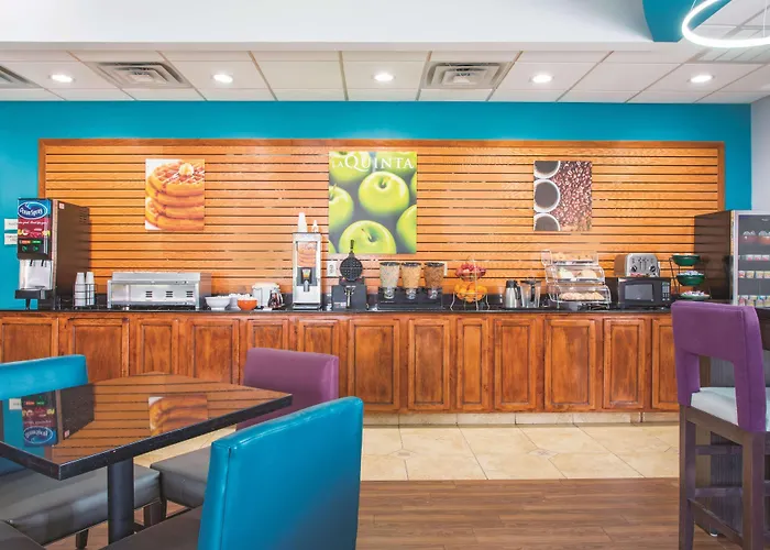 Hotel La Quinta By Wyndham Airport / Expo Square 3*