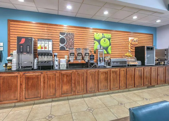 La Quinta By Wyndham Airport / Expo Square Hotel 3*