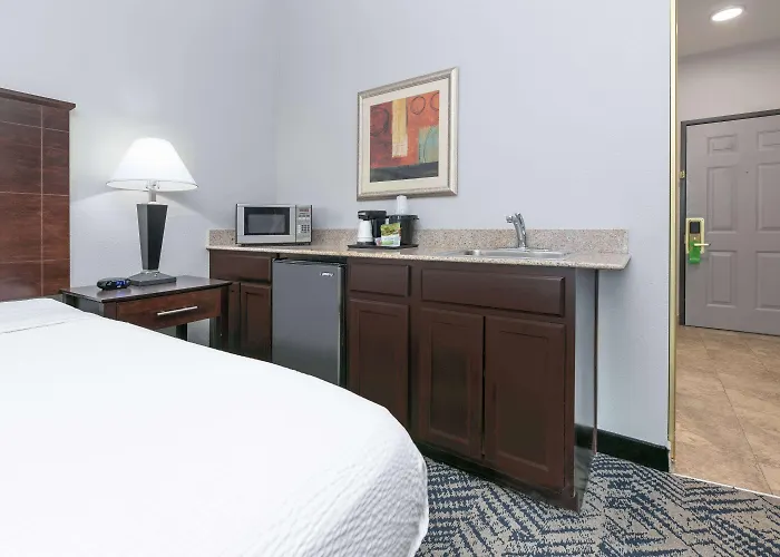 Hotel La Quinta By Wyndham Airport / Expo Square Tulsa