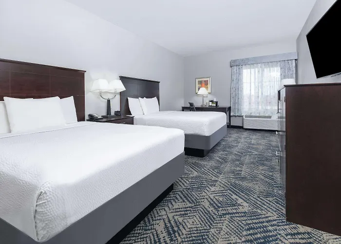 Hotel La Quinta By Wyndham Airport / Expo Square