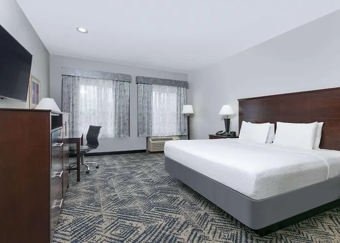 Hotel La Quinta By Wyndham Airport / Expo Square Tulsa