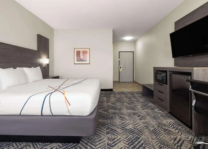Hotel La Quinta By Wyndham Airport / Expo Square 3*