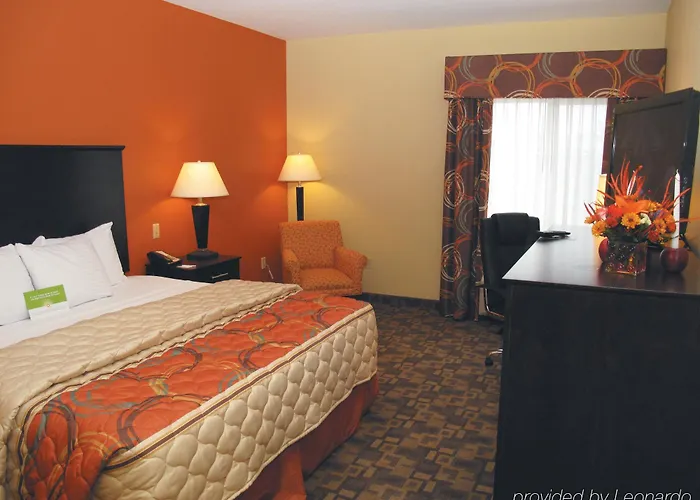 Hotel La Quinta By Wyndham Airport / Expo Square 3*