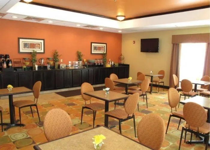 Hotel La Quinta By Wyndham Airport / Expo Square